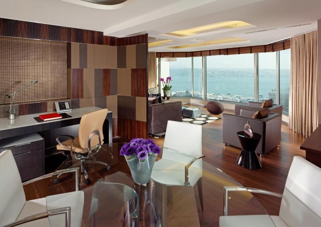 Сьюит (Угловой номер с 1 спальней и видом на пролив Босфор) отеля Swissotel The Bosphorus Istanbul, Стамбул