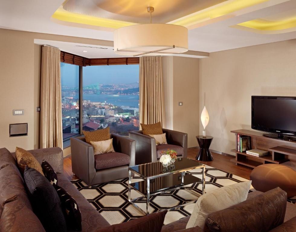 Сьюит (Угловой номер с 2 спальнями и видом на пролив Босфор) отеля Swissotel The Bosphorus Istanbul, Стамбул