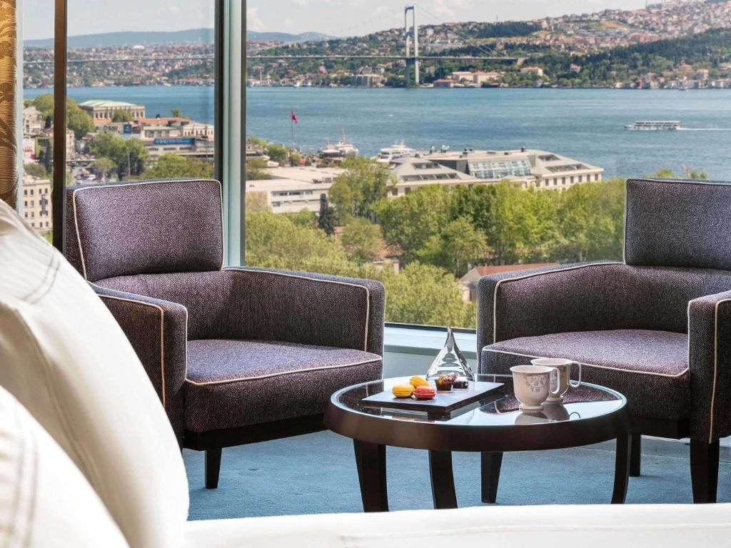 Трехместный (Представительский двухместный номер Swiss с 2 отдельными кроватями и видом на Босфор) отеля Swissotel The Bosphorus Istanbul, Стамбул
