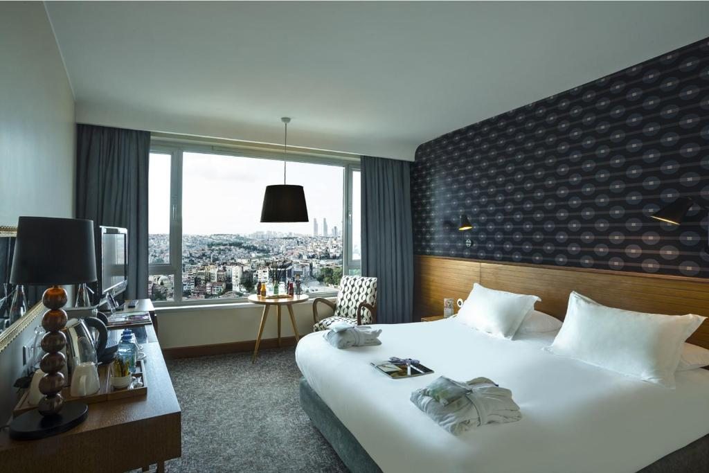 Двухместный (Улучшенный двухместный номер с 1 кроватью и дополнительной кроватью) отеля The Marmara Pera, Стамбул
