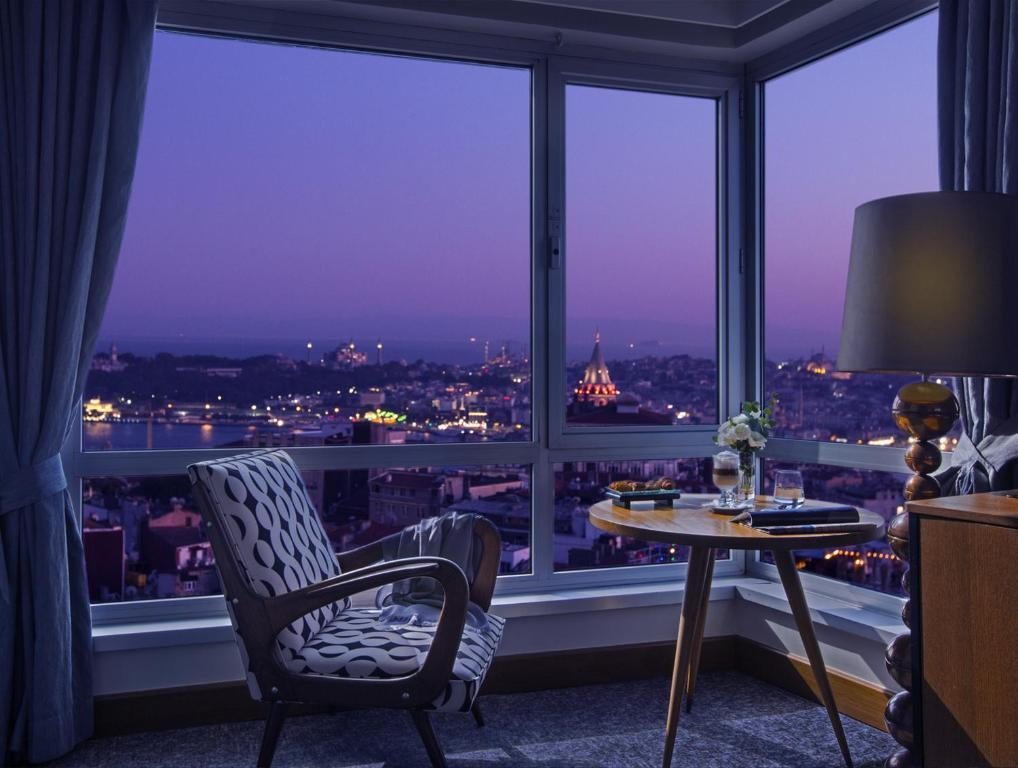 Двухместный (Улучшенный номер с видом на море) отеля The Marmara Pera, Стамбул