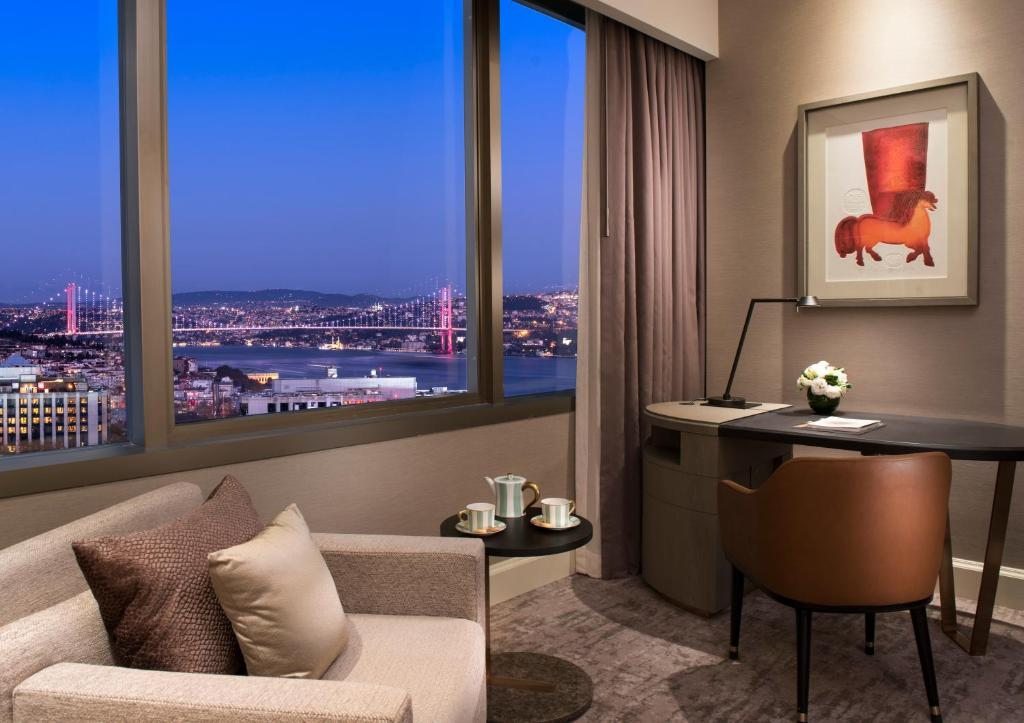 Двухместный (Номер с кроватью размера «king-size» и частичным видом на Босфорский залив) отеля The Ritz-Carlton, Istanbul at the Bosphorus, Стамбул