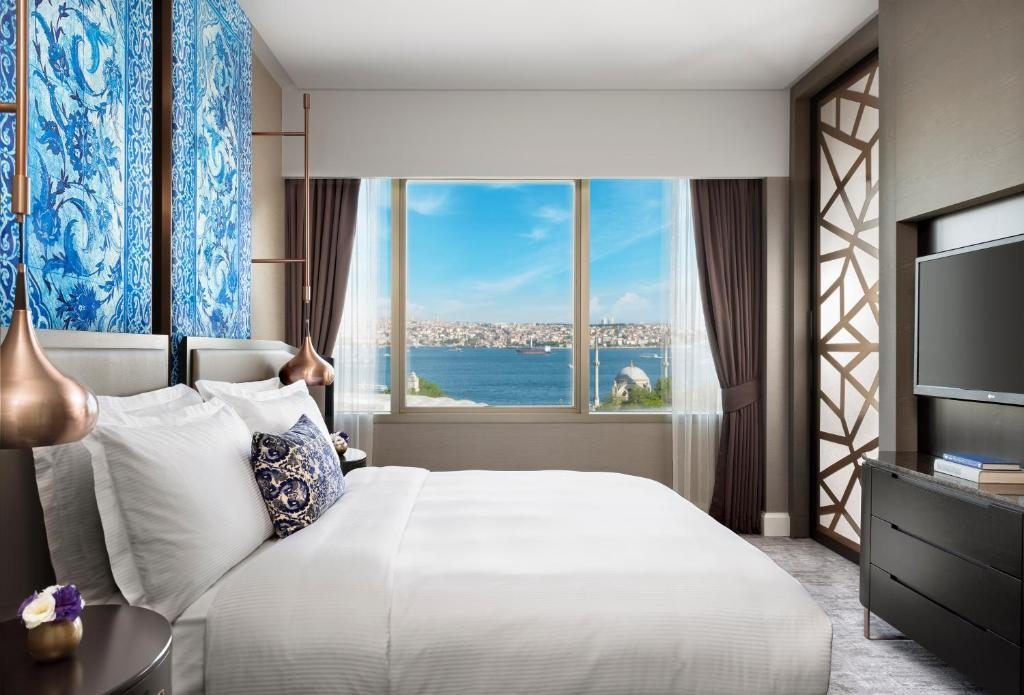 Сьюит (Люкс Босфор) отеля The Ritz-Carlton, Istanbul at the Bosphorus, Стамбул