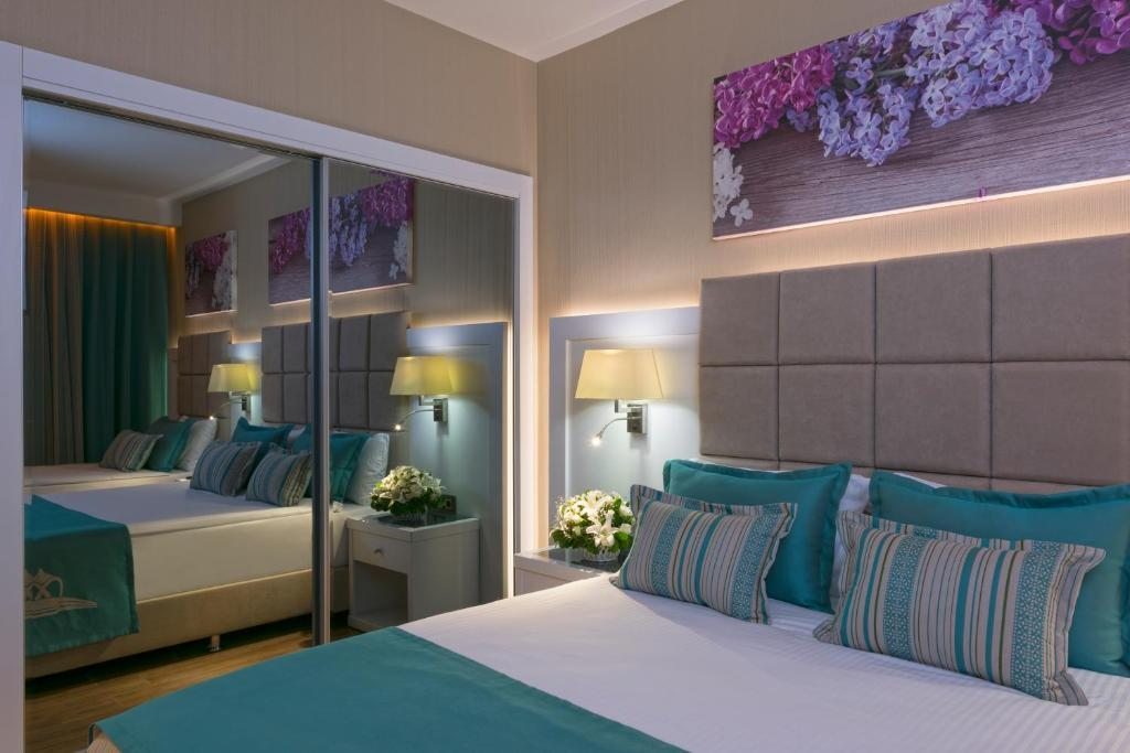 Двухместный (Двухместный номер с 1 кроватью и балконом (для 2 взрослых и 2 детей)) отеля Asia Beach Resort & Spa, Алания