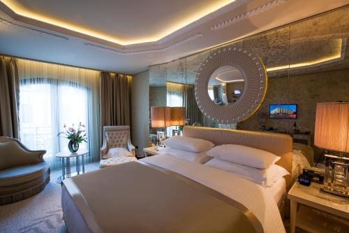 Двухместный (Двухместный номер Делюкс с 1 кроватью или 2 отдельными кроватями, вид на город) отеля Wyndham Grand Istanbul Kalamış Marina, Стамбул