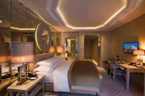 Двухместный (Двухместный номер Делюкс с 1 кроватью или 2 отдельными кроватями, вид на море) отеля Wyndham Grand Istanbul Kalamış Marina, Стамбул