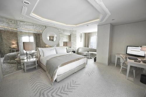 Двухместный (Угловой люкс со специальным пакетом услуг) отеля Wyndham Grand Istanbul Kalamış Marina, Стамбул