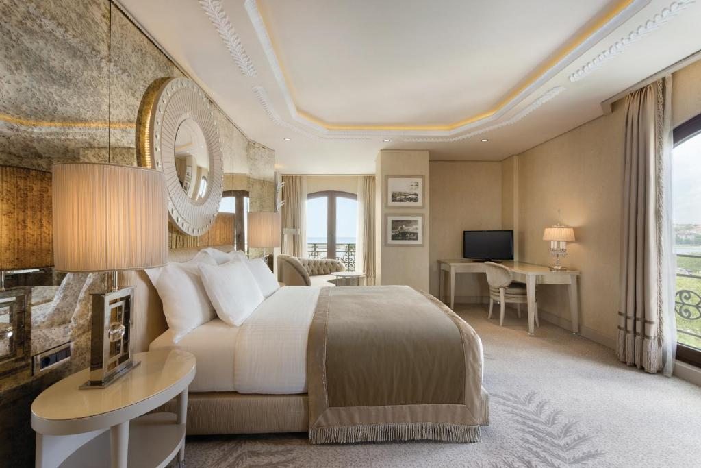 Двухместный (Угловой номер с кроватью размера «king-size» и видом на море) отеля Wyndham Grand Istanbul Kalamış Marina, Стамбул