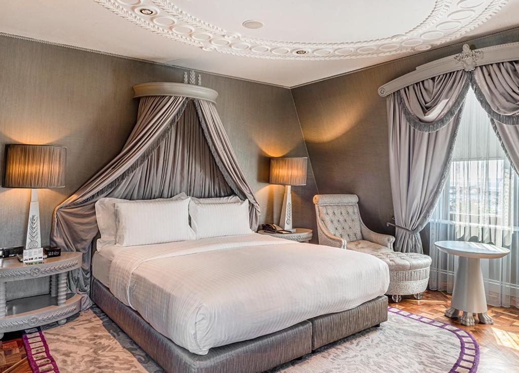 Сьюит (Представительский люкс с кроватью размера «king-size» и видом на море) отеля Wyndham Grand Istanbul Kalamış Marina, Стамбул