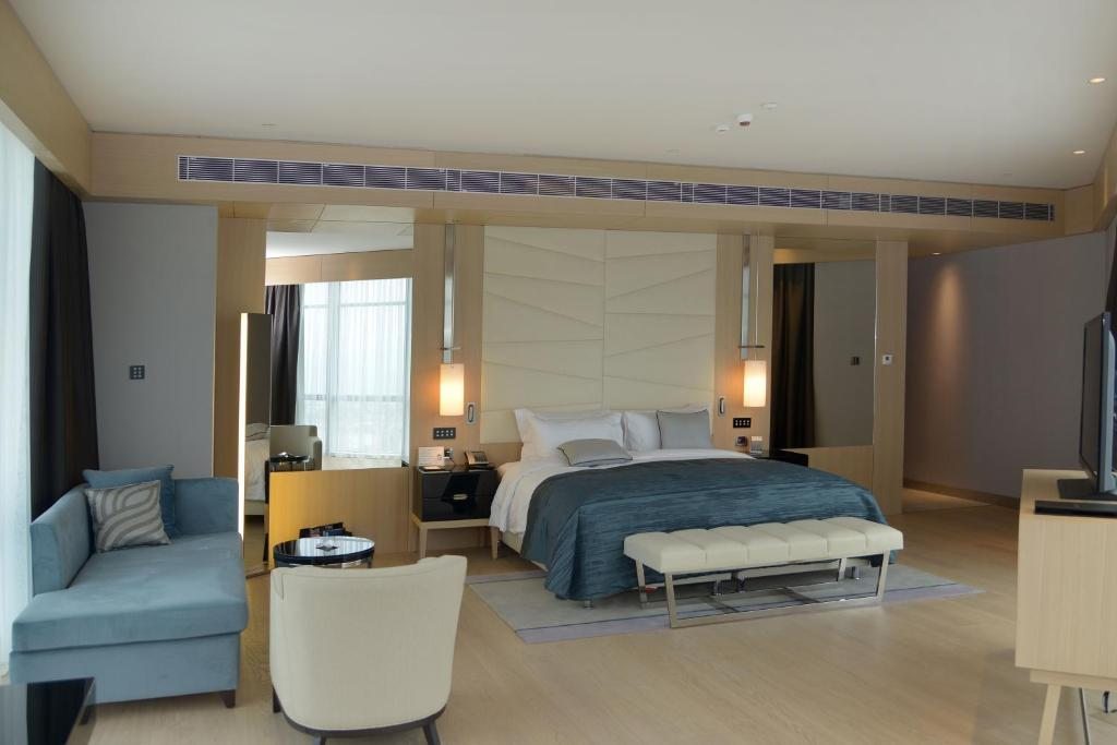 Сьюит (Люкс «Сеньор» с 1 спальней и мини-кухней, частичный вид но море) отеля Wyndham Grand Istanbul Levent, Стамбул