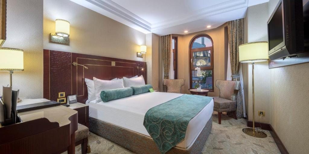 Двухместный (Стандартный номер с кроватью размера «king-size» — для курящих) отеля Wyndham Istanbul Old City, Стамбул
