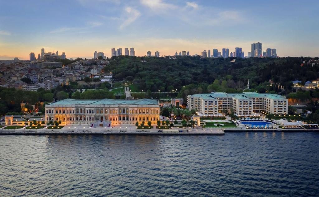 Двухместный (Двухместный номер Делюкс с 2 отдельными кроватями и видом на Босфор) отеля Çırağan Palace Kempinski Istanbul, Стамбул