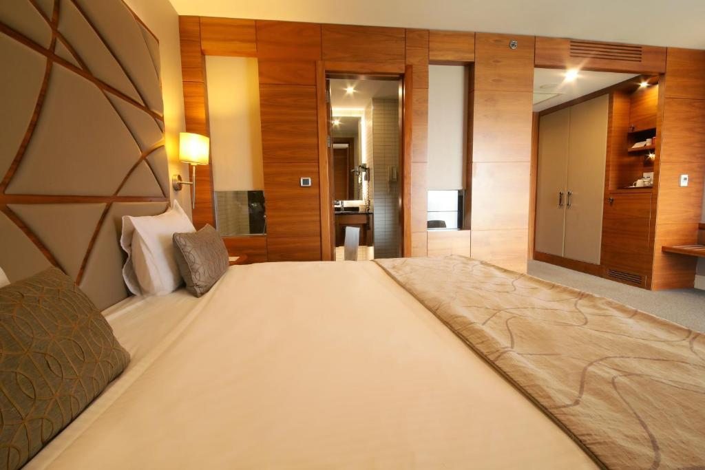 Двухместный (Улучшенный двухместный номер с 1 кроватью и видом на сушу) отеля Cevahir Hotel Istanbul Asia, Стамбул
