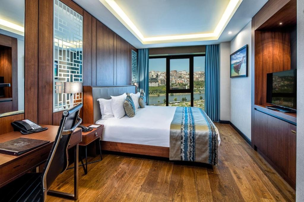 Двухместный (Номер Делюкс с кроватью размера «king-size» и видом на море) отеля Clarion Hotel Golden Horn, Стамбул