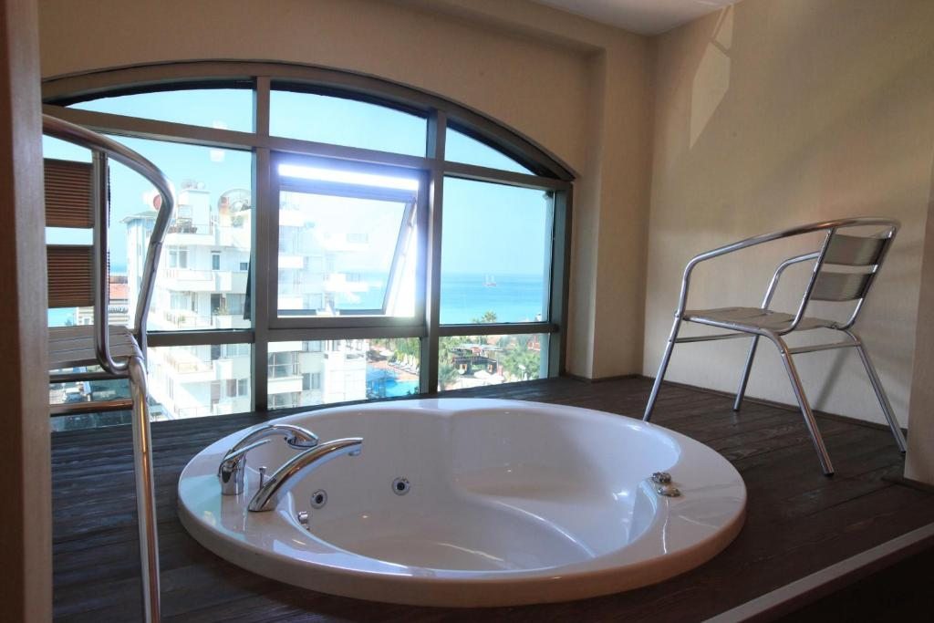 Двухместный (Стандартный двухместный номер с 1 кроватью и гидромассажной ванной) курортного отеля Tac Premier Hotel & Spa, Алания
