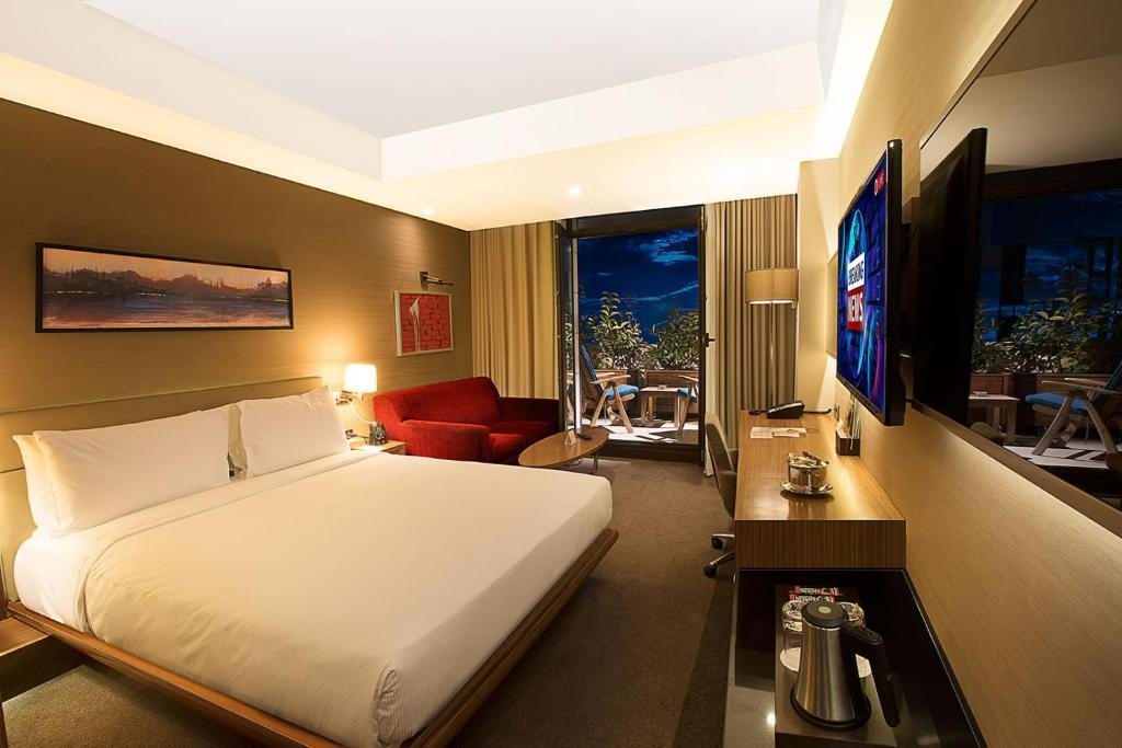 Трехместный (Номер Делюкс с кроватью размера «king-size» и террасой) отеля Doubletree By Hilton Istanbul – Old Town, Стамбул