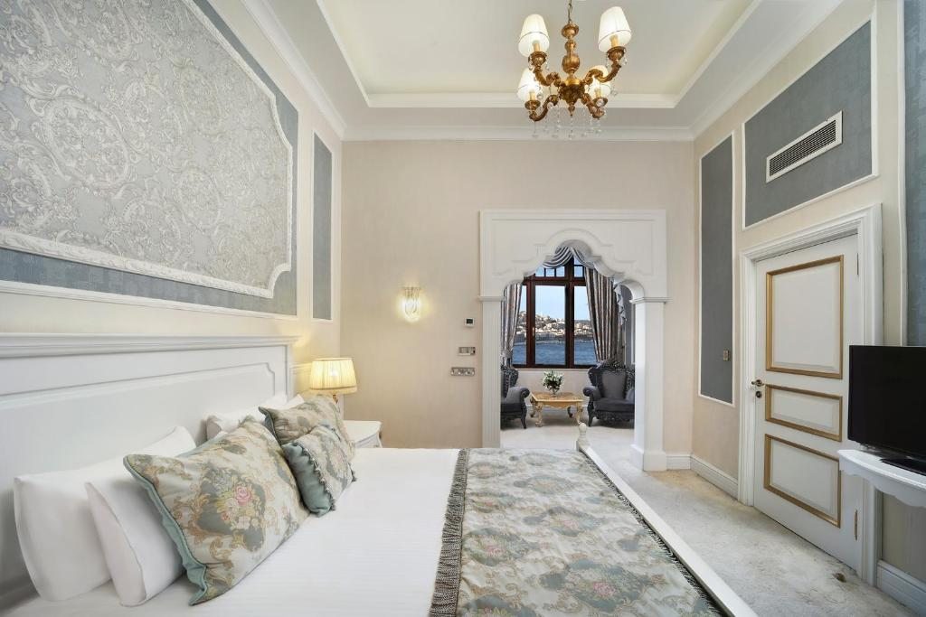 Сьюит (Люкс «Босфор» с кроватью размера «super king-size») отеля Legacy Ottoman, Стамбул