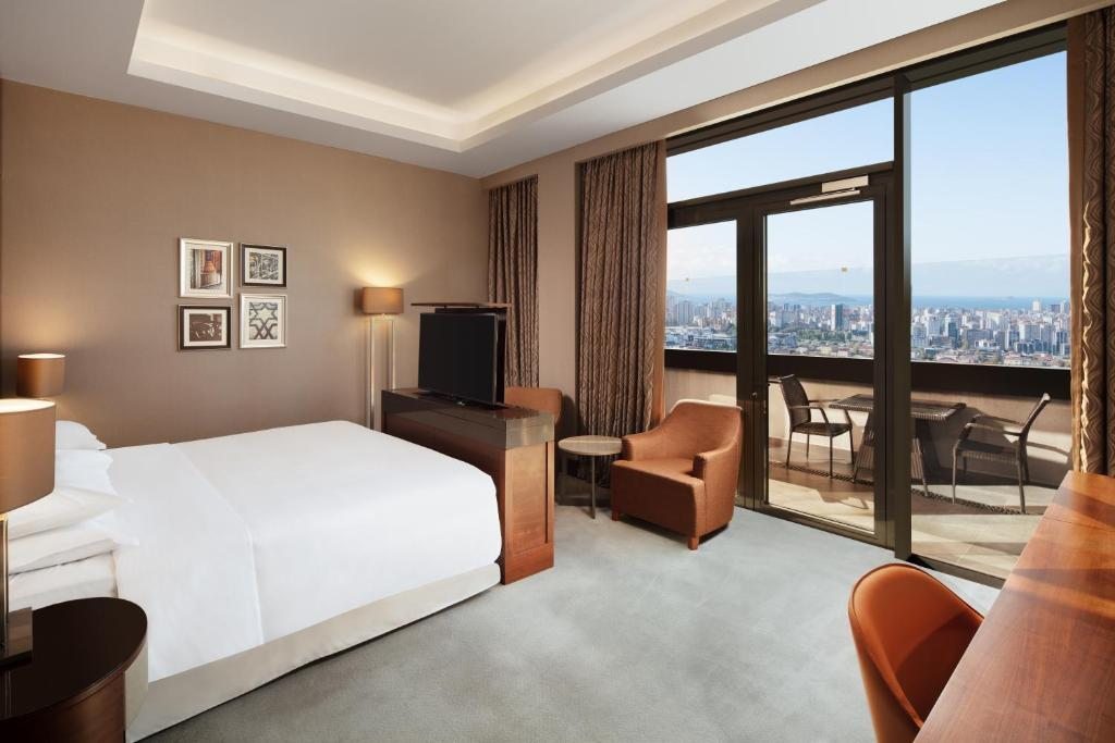 Двухместный (Клубный номер с кроватью размера «king-size», террасой и доступом в лаундж) отеля Sheraton Grand Istanbul Atasehir, Стамбул