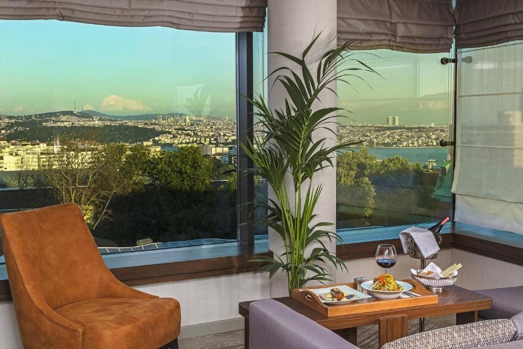 Трехместный (Роскошный угловой номер) отеля Arts Hotel Istanbul Bosphorus - Special Class, Стамбул