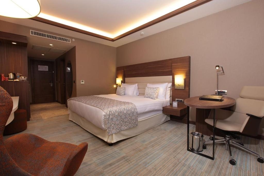 Двухместный (Улучшенный номер с кроватью размера «king-size») отеля Bricks Airport Hotel İstanbul, Стамбул