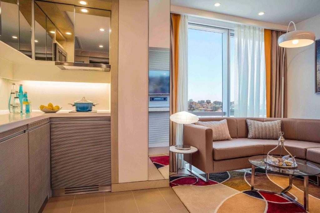 Сьюит (Люкс «Премиум» с 1 спальней и видом на море) отеля Burgu Arjaan by Rotana Istanbul, Стамбул