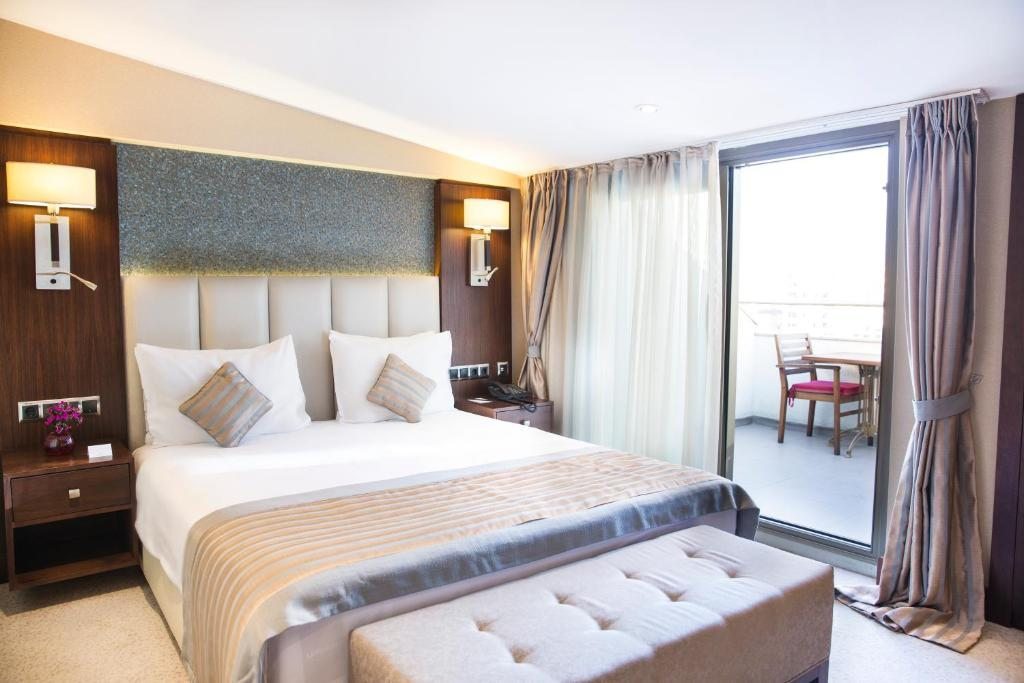 Двухместный (Номер с кроватью размера «queen-size» и балконом) отеля Clarion Hotel & Suites Istanbul Sisli, Стамбул