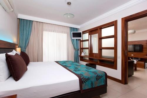Сьюит (Просторный суперлюкс с кроватью размера «king-size») курортного отеля Xperia Grand Bali Hotel - Adults Only - AI, Алания
