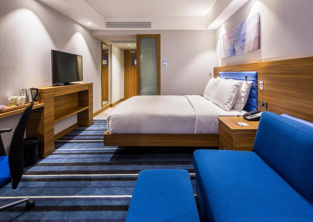 Трехместный (Номер с кроватью размера «queen-size», диваном-кроватью и балконом - Для некурящих) отеля Hampton by Hilton Istanbul Sabiha Gokcen Airport, Стамбул