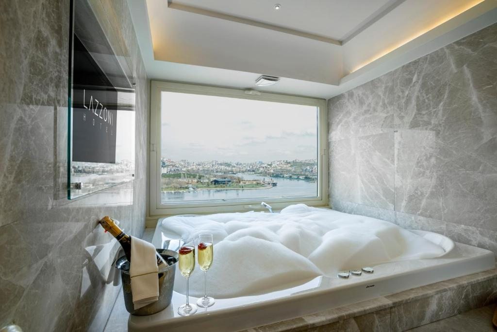 Сьюит (Полулюкс Lifestyle с гидромассажной ванной) отеля Lazzoni, Стамбул