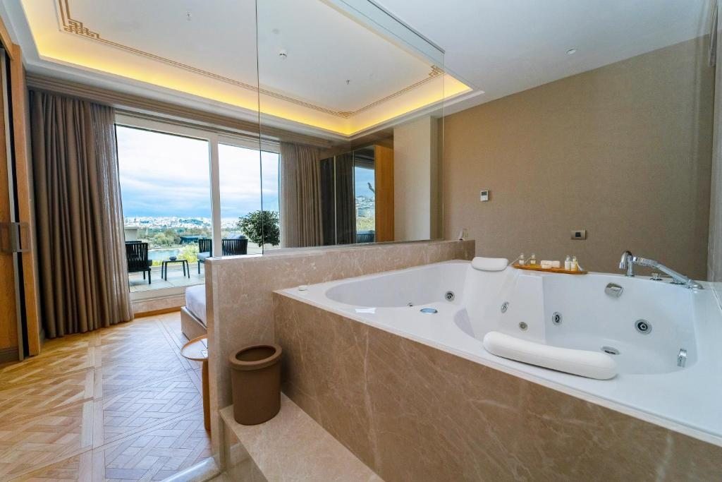 Сьюит (Люкс «Лайфстайл» с террасой и гидромассажной ванной) отеля Lazzoni, Стамбул