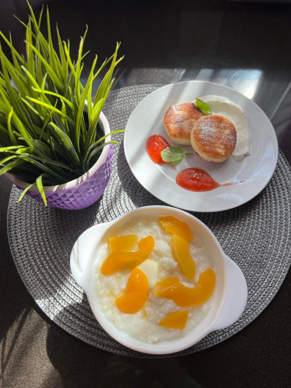 Полулюкс, Отель Аура