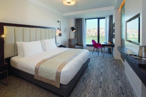 Двухместный (Двухместный номер Делюкс с 1 кроватью и видом на море) отеля Mövenpick Istanbul Hotel Golden Horn, Стамбул