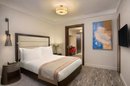 Сьюит (Полулюкс с кроватью размера «king-size» и видом на город) отеля Mövenpick Istanbul Hotel Golden Horn, Стамбул