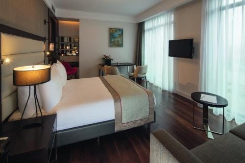 Сьюит (Полулюкс с кроватью размера «king-size» и видом на море) отеля Mövenpick Istanbul Hotel Golden Horn, Стамбул