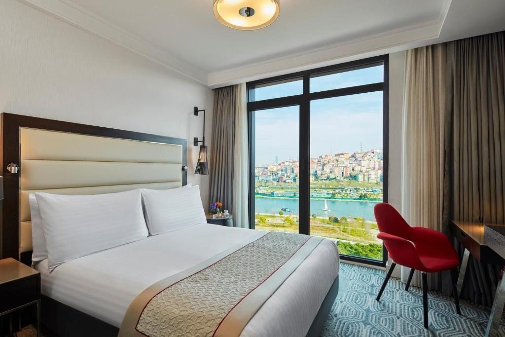 Двухместный (Номер Делюкс с кроватью размера «king-size» и видом на море) отеля Mövenpick Istanbul Hotel Golden Horn, Стамбул