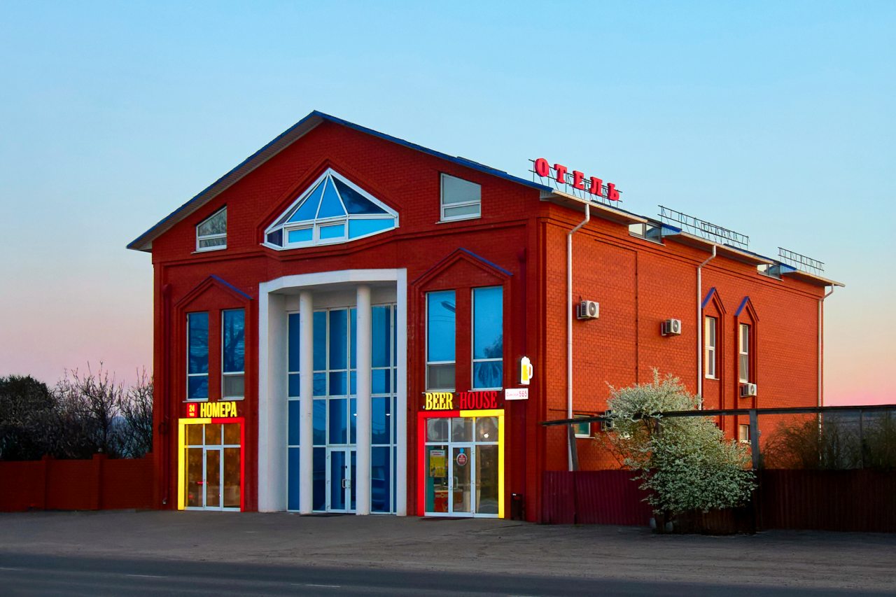 Парковка около гостиницы Red House, Мини-гостиница Red House