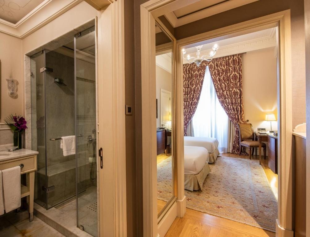 Двухместный (Двухместный номер Делюкс с 2 отдельными кроватями и видом на район Пера) отеля Pera Palace, Стамбул