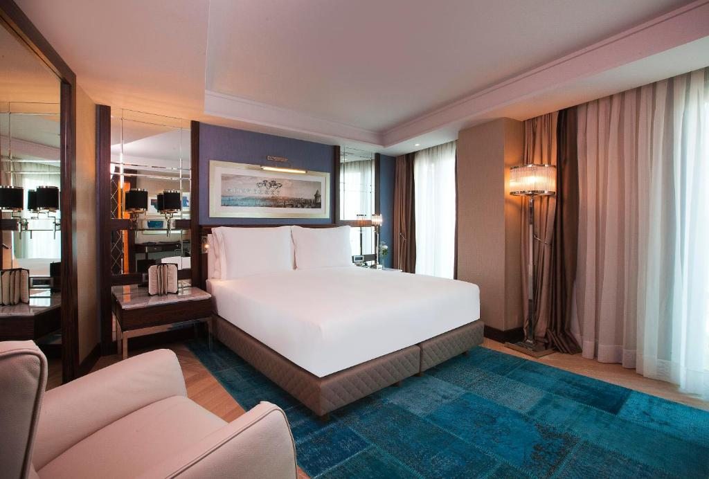 Двухместный (Представительский номер с видом на бухту Золотой Рог) отеля Radisson Blu Hotel Istanbul Pera, Стамбул