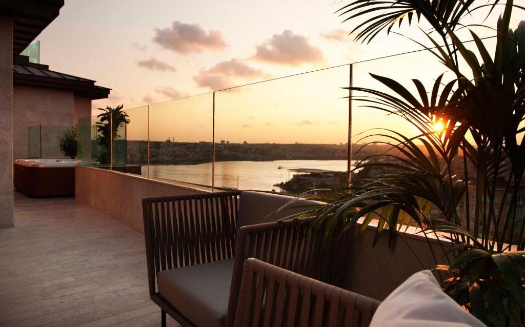 Сьюит (Люкс с видом на море и террасой с видом на бухту Золотой Рог) отеля Radisson Blu Hotel Istanbul Pera, Стамбул