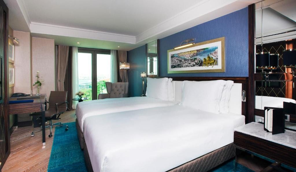 Трехместный (Улучшенный номер с видом на залив Золотой Рог) отеля Radisson Blu Hotel Istanbul Pera, Стамбул
