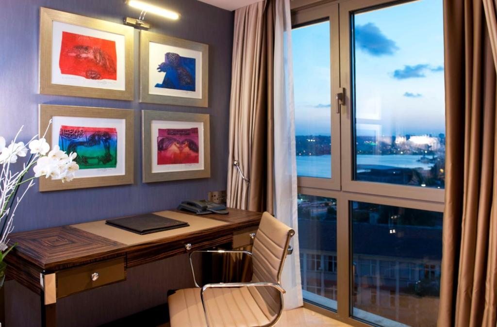 Трехместный (Представительский номер с видом на бухту Золотой Рог) отеля Radisson Blu Hotel Istanbul Pera, Стамбул
