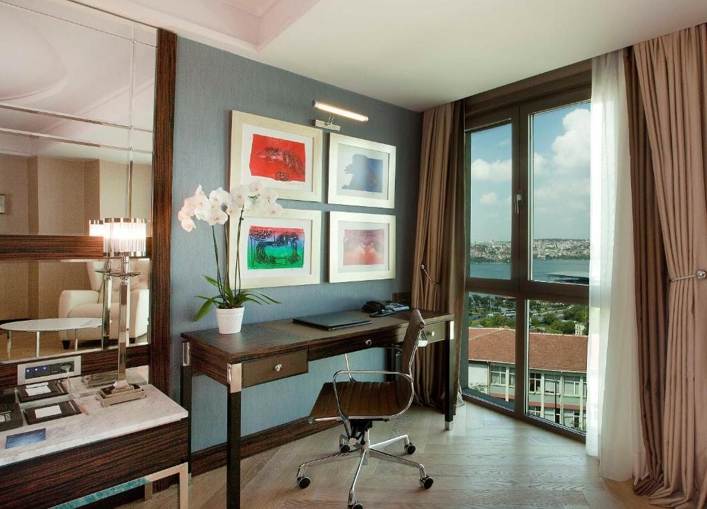 Сьюит (Junior Suite with Terrace and Golden Horn View), Отель Radisson Blu Hotel Istanbul Pera