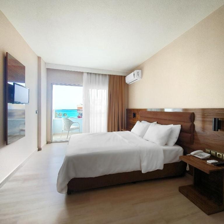 Двухместный (Двухместный номер с 1 кроватью и балконом, вид на море) отеля Ozgur Bey Spa Hotel (Adult Only), Алания