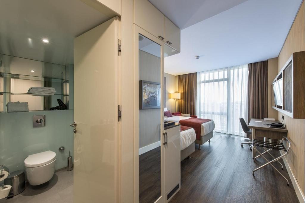 Двухместный (Двухместный номер с 2 отдельными кроватями и видом на море - Для некурящих) отеля Ramada Encore Istanbul Bayrampasa, Стамбул