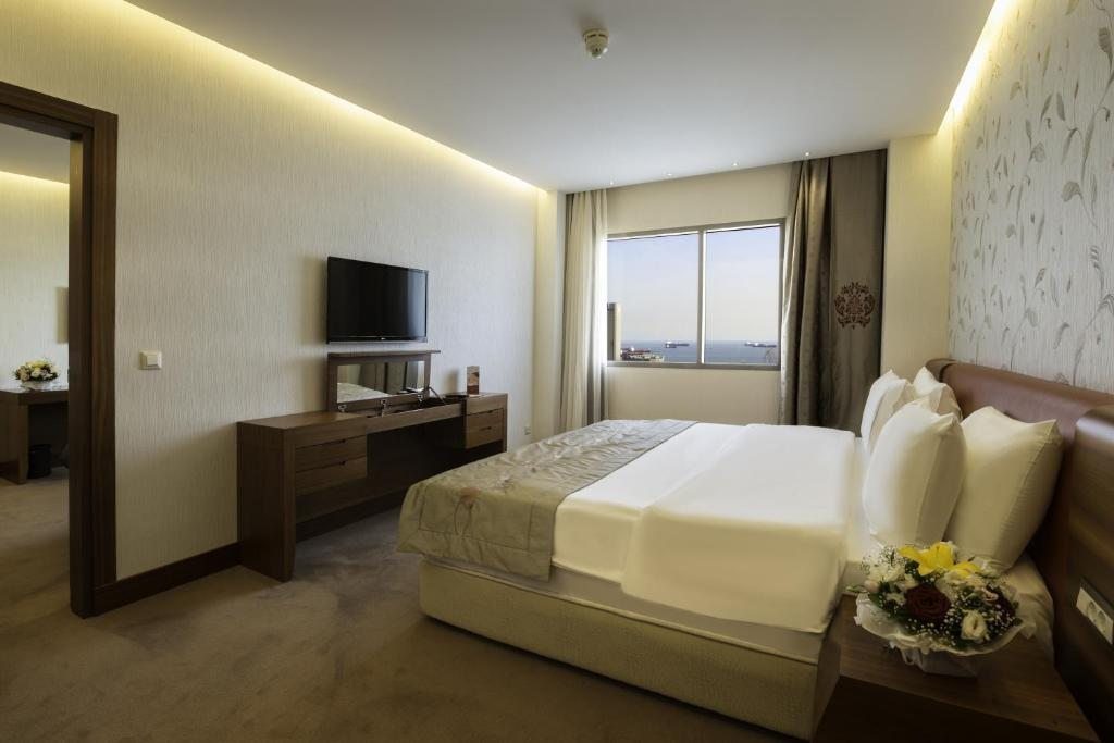 Сьюит (Люкс с кроватью размера «king-size» - Для некурящих) отеля Ramada Hotel & Suites Istanbul - Atakoy, Стамбул
