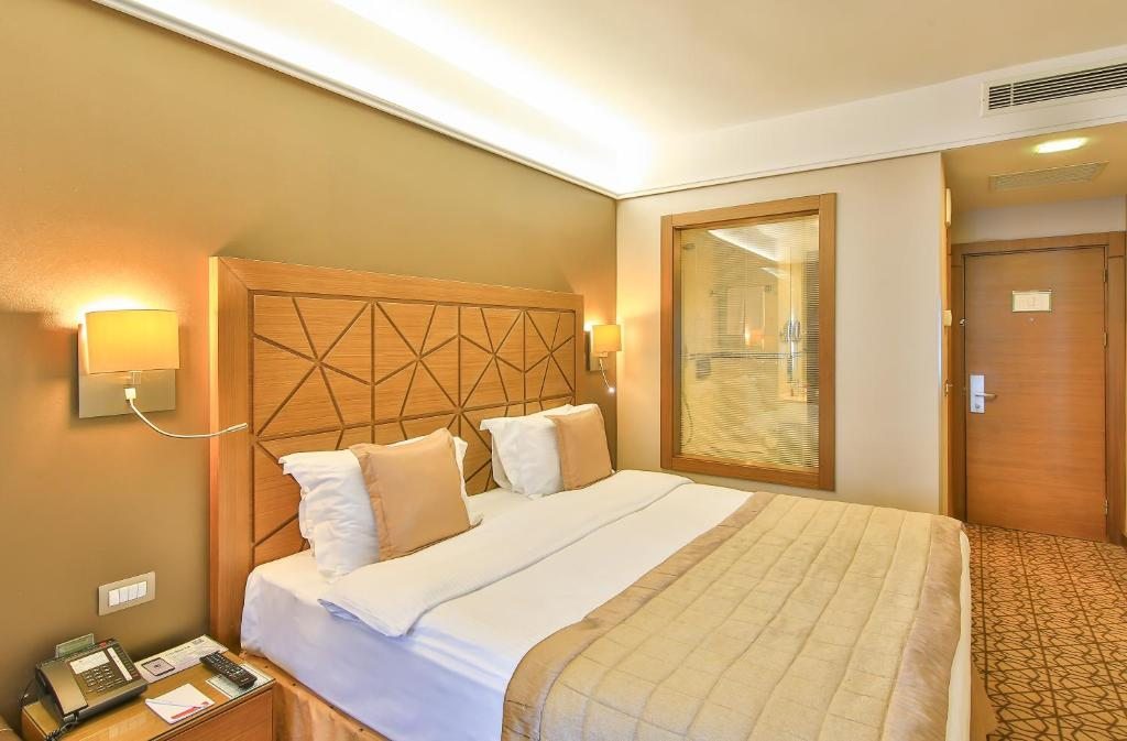 Двухместный (Стандартный номер с кроватью размера «king-size») отеля Ramada Istanbul Taksim, Стамбул