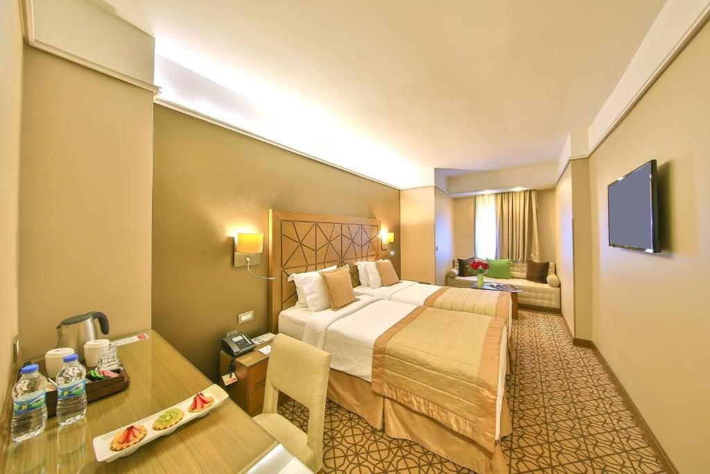 Двухместный (Улучшенный двухместный номер с 2 отдельными кроватями и диваном-кроватью) отеля Ramada Istanbul Taksim, Стамбул