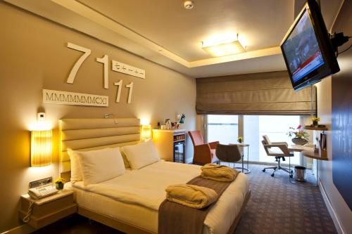 Двухместный (Улучшенный двухместный номер с 1 кроватью) отеля The Peak Hotel, Стамбул