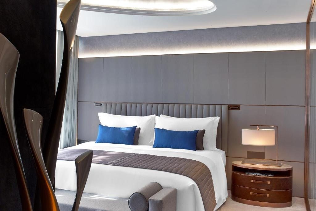 Двухместный (Улучшенный номер с кроватью размера «king-size» и видом на улицу Абди Ипекчи) отеля St. Regis Istanbul, Стамбул