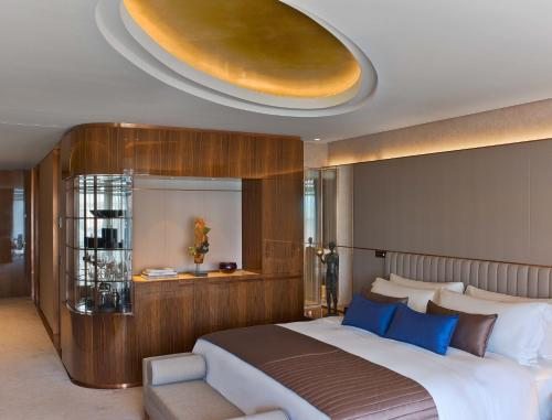 Трехместный (Улучшенный номер «Гранд» с кроватью размера «king-size» и балконом) отеля St. Regis Istanbul, Стамбул
